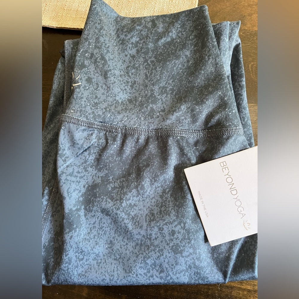 NWT Beyond Yoga soft shine leggings in size Medium